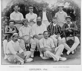 Das Gentlemen-Team aus dem Gentlemen-vs-Players-Match in Lords, 1895, aus Berühmte Kricketspieler und Kricketplätze, veröffentlicht von Hudson und Kearns, 1895